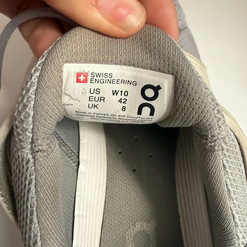 On Running women size 10
Gray Athletic Shoes - Picture 9 of 9